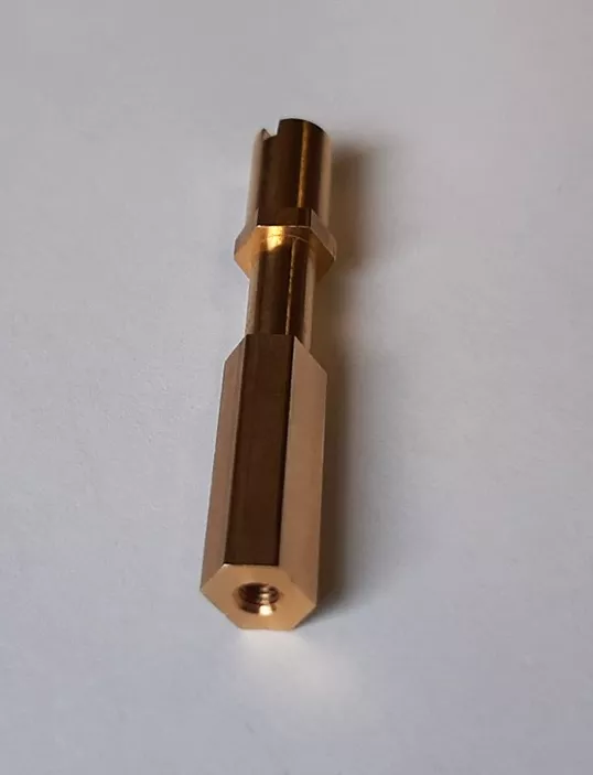 Mécanisme précis d’une machine de décolletage CNC en action