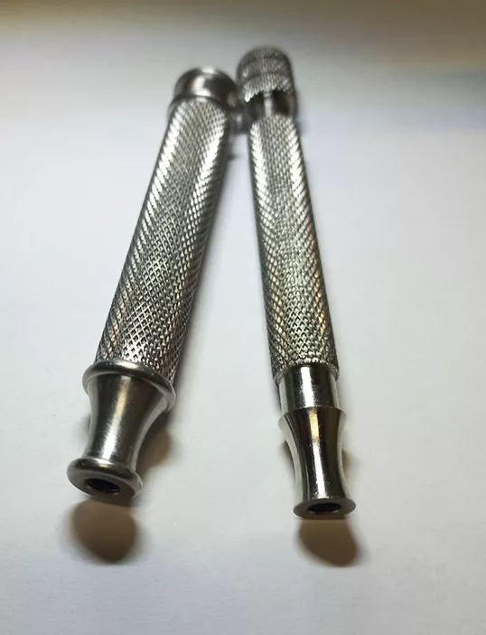 Composant en aluminium tourné présentant une forme échelonnée avec filetage à son extrémité